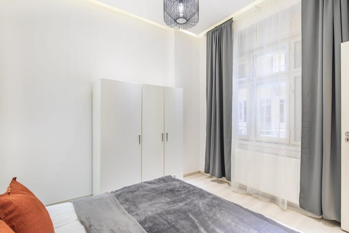 Extrem - Comfy Budapeste